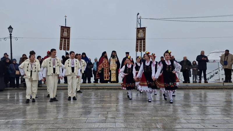 Стотици вярващи видинчани се помолиха за здраве и запалиха свещ на Никулден