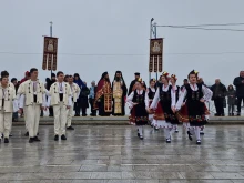 Стотици вярващи видинчани се помолиха за здраве и запалиха свещ на Никулден