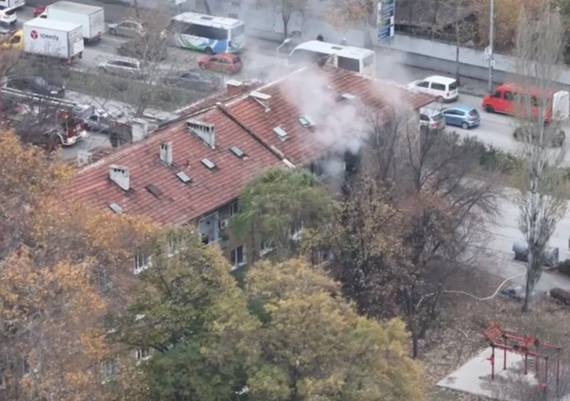 Четири пожарни са изпратени да гасят горящия в Пловдив апартамент
