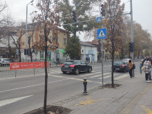 Деца буквално тичат пред колите на булевард в Пловдив