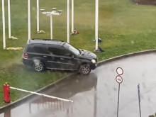 Шофьор на джип мина през треви и тротоари в търсене на изход от софийски паркинг