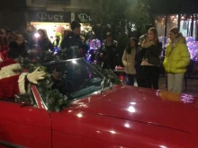 Дядо Коледа заряза елените и шейната, дойде в Благоевград с ретро автомобил
