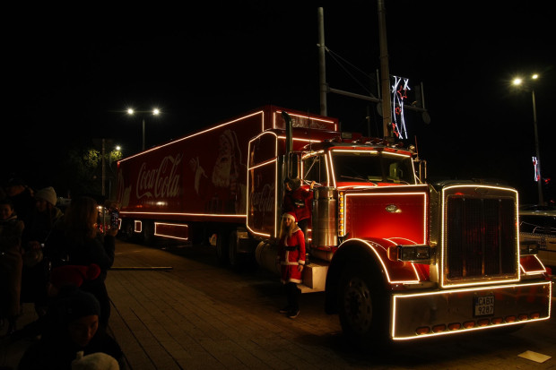 19 метровият камион и магичното коледно градче на Coca Cola ще гостуват