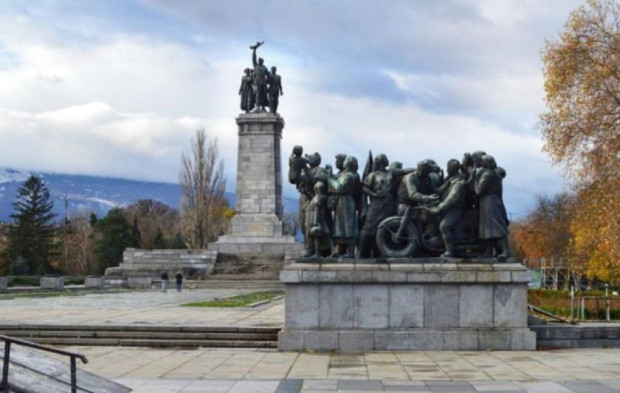 Областната управа на София: Паметникът на Съветската армия трябва да бъде демонтиран
