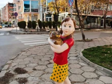 Макети на деца в естествена големина са поставени на пешеходни пътеки в Сливен