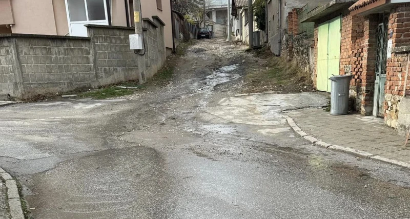 Питейна вода тече по улица в Куклен. Местни: Безхаберие