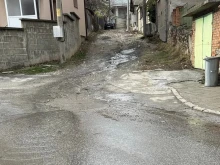 Питейна вода тече по улица в Куклен. Местни: Безхаберие