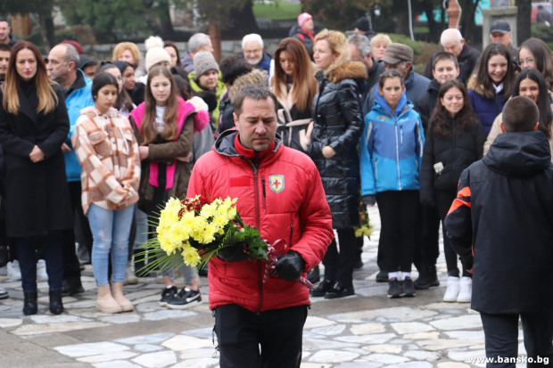 Народ с памет: През целия ден цветя обливаха паметника на Вапцаров в Банско