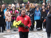Народ с памет: През целия ден цветя обливаха паметника на Вапцаров в Банско