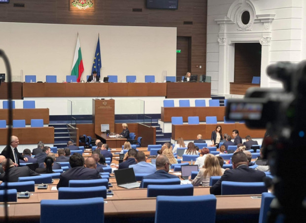 Депутатите приеха на второ четене промените в данъчните закони Намалява