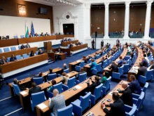 Депутатите разглеждат промените в Конституцията и ветото на президента за БТР-ите