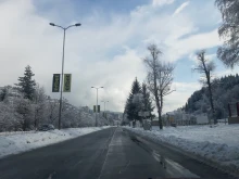 Сняг вали по високите части в област Смолян, пътищата са проходими при зимни условия