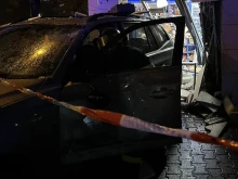 Трима пострадали, след като джип се заби в магазин в София
