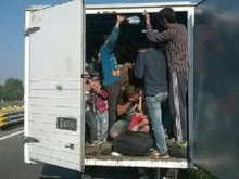 За по-малко от час: 52-ма мигранти в два камиона хванаха врачански полицаи
