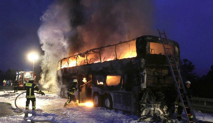 Автобус се подпали на магистрала в Германия, трима души са пострадали