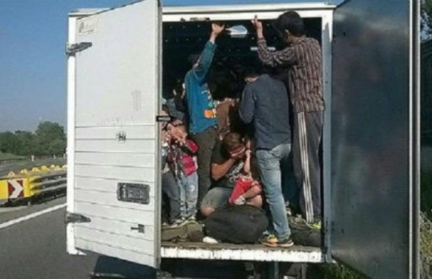 Пловдивчанин превозва 30 мигранти, спипаха го във Враца