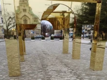 Сагата с арката в София продължава с пълна сила: Изчезна килимът