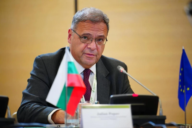 Юлиан Попов пред Politico: България се отказа в полза на Азербайджан за домакинство на конференцията COP29