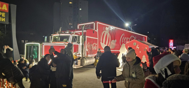 19 метровият камион и магичното коледно градче на Coca Cola пристигнаха във
