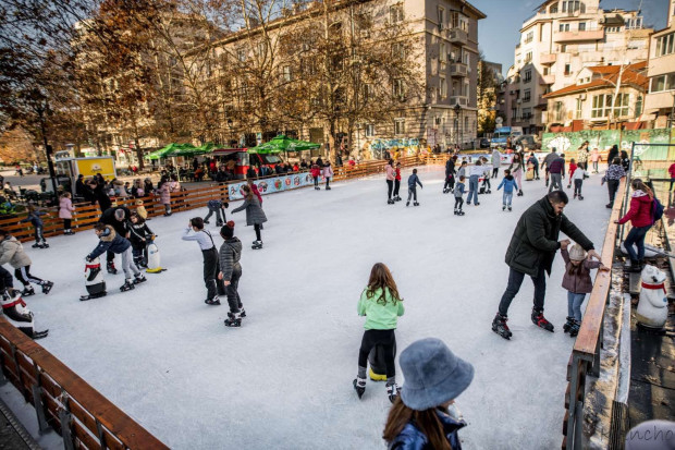 TD Леден парк със зимна пързалка радва граждани и гости на