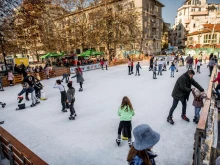 Леденият парк и зимната пързалка в Русе събират десетки хора