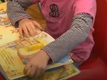 Малките варненчета четат книжки с чай и бисквити в Регионалната библиотека