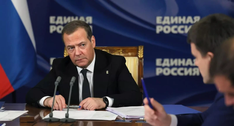 Медведев коментира обвинението на Шолц за спирането на доставките на газ за Европа