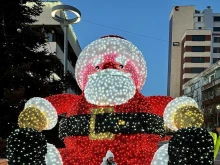 Петметровият светещ Дядо Коледа вече е в Ямбол