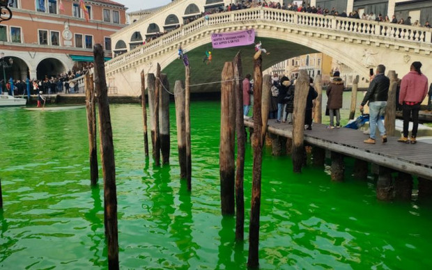 Италиански активисти за опазване на околната среда използваха багрило за