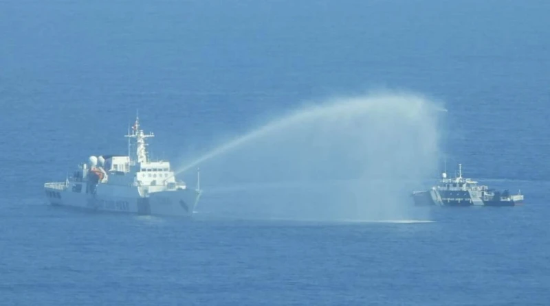 Китай атакува филипинските кораби с водни оръдия, САЩ отговориха