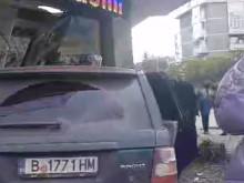 Извънредно: Джип се заби в магазин във Варна, щетите са големи