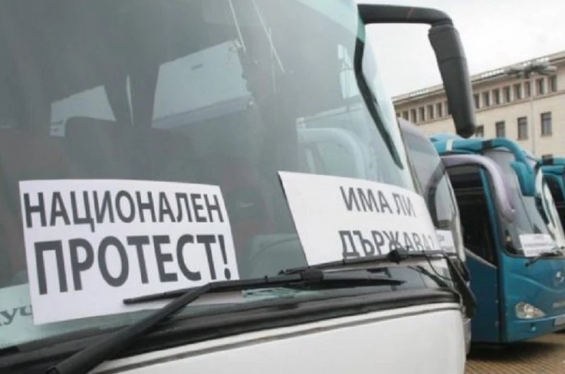 Стачкуват служителите на градския транспорт в страната