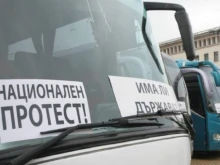 Стачкуват служителите на градския транспорт в страната