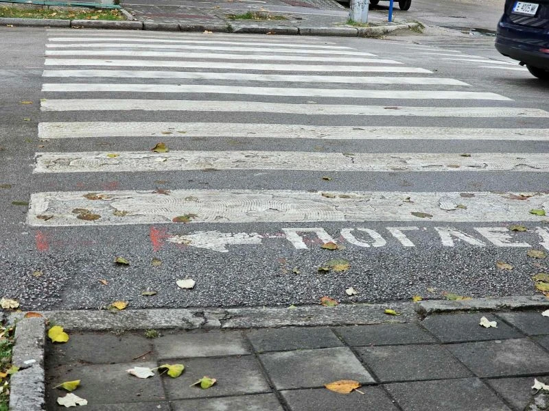 Пореден инцидент на пешеходна пътека в Благоевград: Жена е блъсната от лек автомобил в квартал "Еленово"