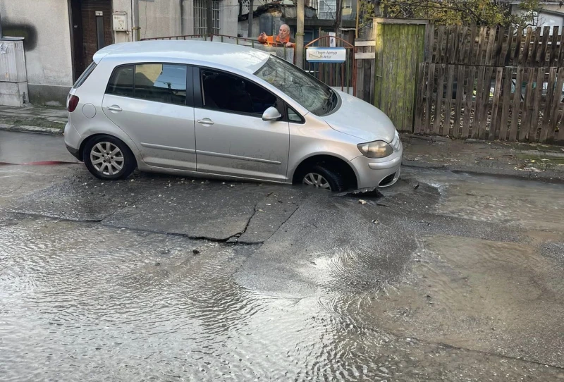 Кола пропадна на улица в Пловдив, ВиК аварии оставят хиляди без вода