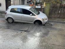 Кола пропадна на улица в Пловдив, ВиК аварии оставят хиляди без вода