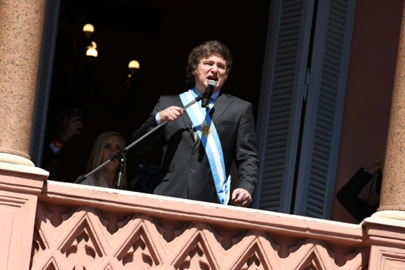 Новоизбраният президент на Аржентина изпя рок песен след инаугурацията си