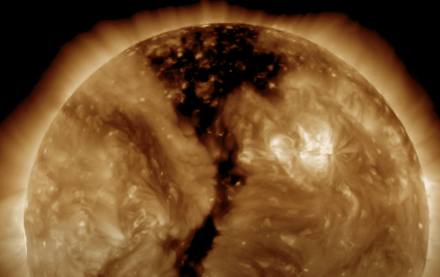 Учените откриха голяма аномалия в Слънцето – дупка, разположена по