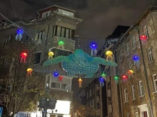 Изненадите продължават: Костенурки и медузи са част от коледната украса на София