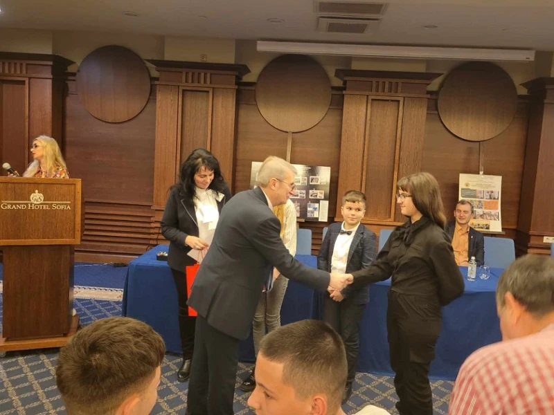 Петокласници от Мадан с първа награда от министъра на здравеопазването