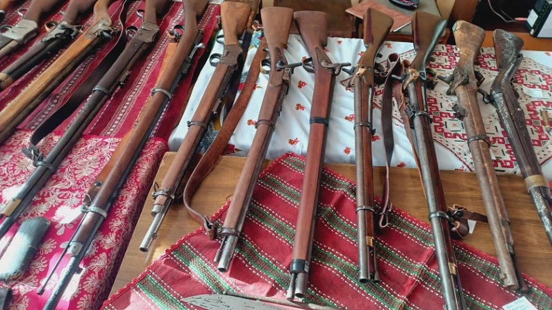 Стари оръжия на показ в Кюстендил