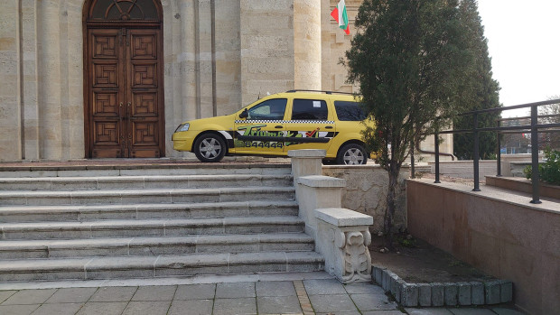 Таксиметров шофьор ядоса варненци заради начина, по който паркира. Наглото