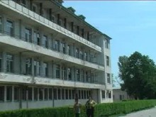 Трети месец служители от Белодробна болница получават 1/5 от заплатите си