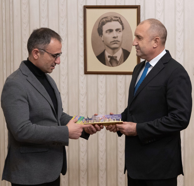 Представители на еврейската общност в България връчиха днес на президента