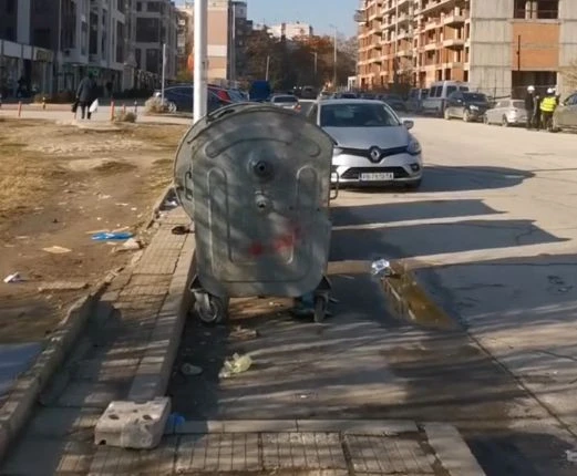 Майка с количка изпадна в абсурдна и опасна ситуация в "Тракия"