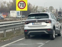 Гума на автомобил изхвърча в движение на метри от Пловдив