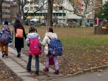 Обмислят с бележка от родител учениците да отсъстват и при здравословно неразположение