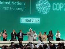 COP28 приключи с мъглява декларация, призоваваща за преход от изкопаеми горива към възобновяема енергия