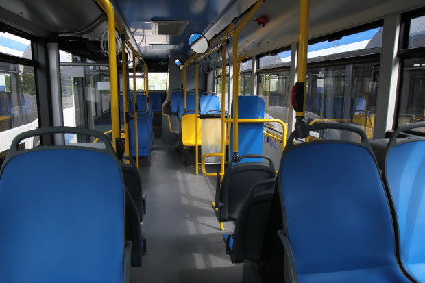 Пътник от автобус на градския транспорт във Варна е с
