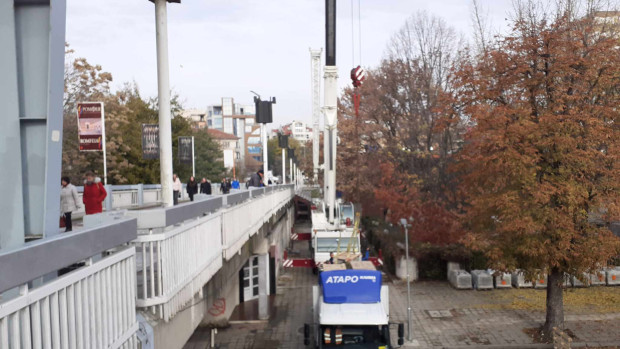 </TD
>Вдигнаха кран над Пешеходния мост, видя репортер на Plovdiv24.bg. Кранът